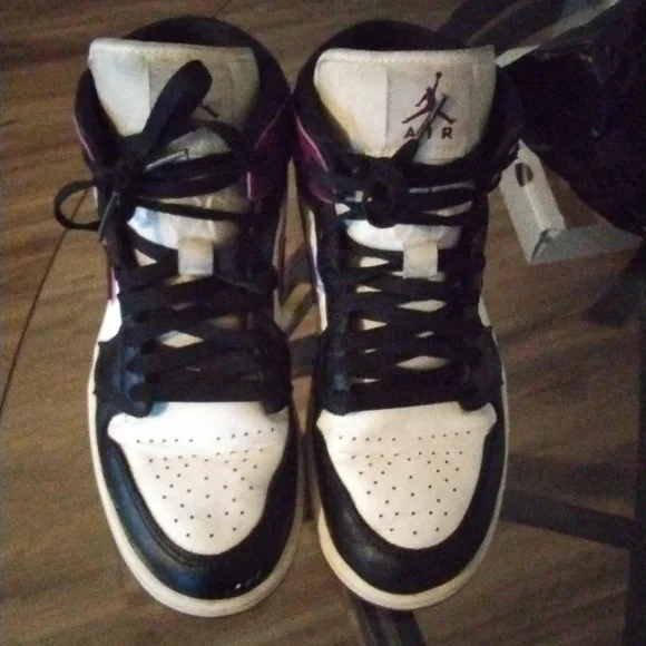 Nike Air Jordan 1 Mid SE - Picture 2 of 3